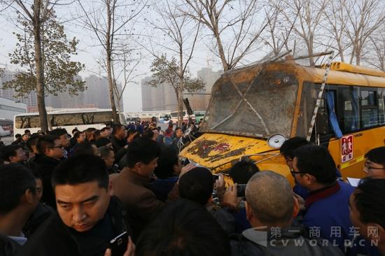 宇通校車撞墻挑戰(zhàn)吸引了眾多客戶關注.jpg