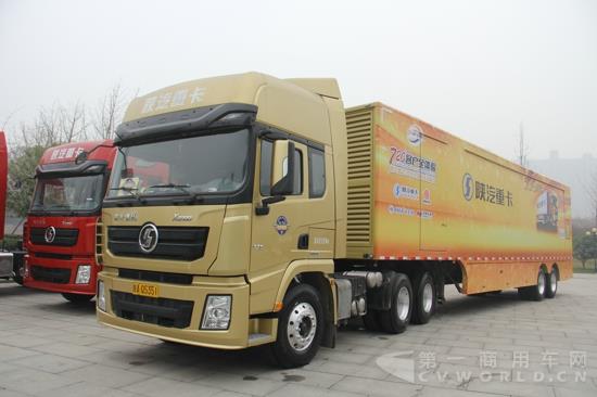 375馬力的陜汽德龍X3000輕量化版牽引車，承擔(dān)陜汽重卡大篷車互動路演載體(11).jpg