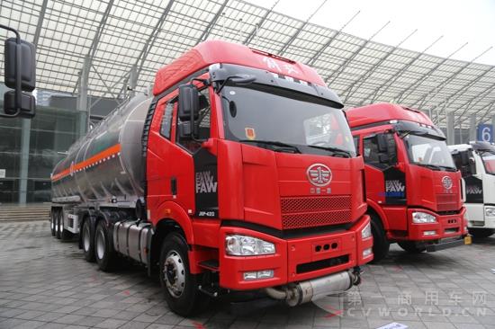 J6P6×4危險(xiǎn)品列車.jpg