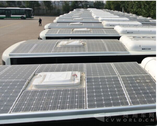 車(chē)頂上的太陽(yáng)能電池板.png