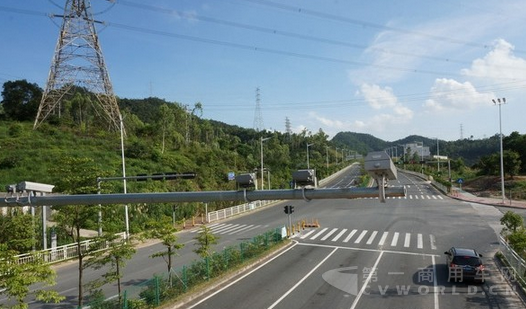 自行稱重檢測設施正式投入，只要車子開過去，“電子警察”就能及時稱重，辨別駕駛員是否超載改裝。.png