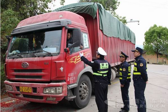 自行稱重檢測設施正式投入，只要車子開過去，“電子警察”就能及時稱重，辨別駕駛員是否超載改裝。2.png