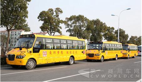 即將駛向泰安的海格校車(chē)車(chē)隊(duì).jpg