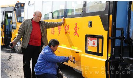 工作人員正在為海格校車(chē)加油.jpg