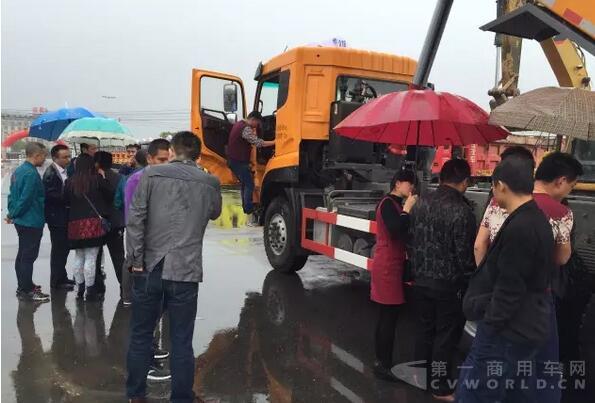 再大的雨也澆不滅客戶的研究斯太爾D7B國五環(huán)保城建渣土車的熱情.jpg