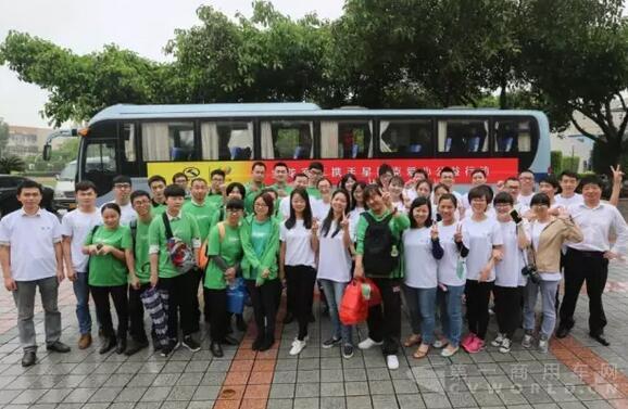 金龍客車攜手星巴克做愛心公益 宣導(dǎo)客車安全教育.jpg