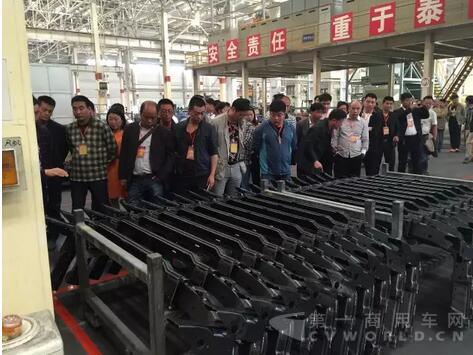 大運(yùn)重卡迎來(lái)全國(guó)工程車(chē)客戶(hù)團(tuán)體參觀工廠(chǎng)2.jpg