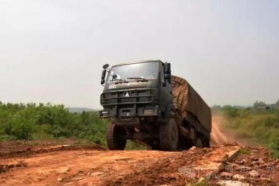 集訓(xùn)隊員駕駛重型卡車通過山丘路段.jpg