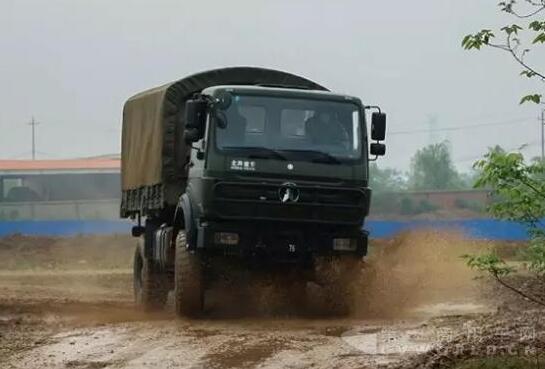 重型卡車雨中“漂移”.jpg