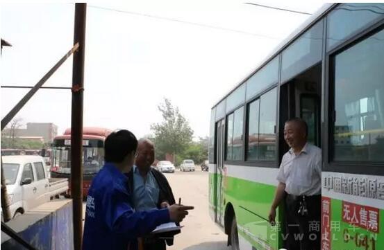 中通服務人員與駕駛員交流車輛使用情況.jpg