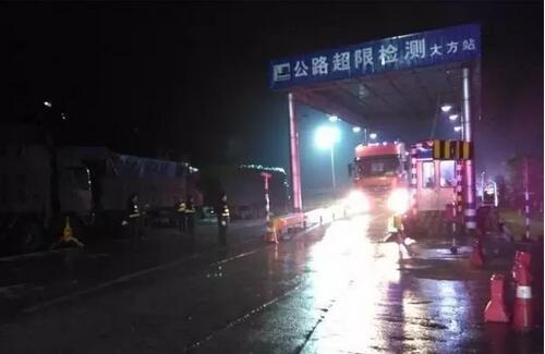 交警路政為啥不統(tǒng)一 執(zhí)行法規(guī)各不同5.jpg