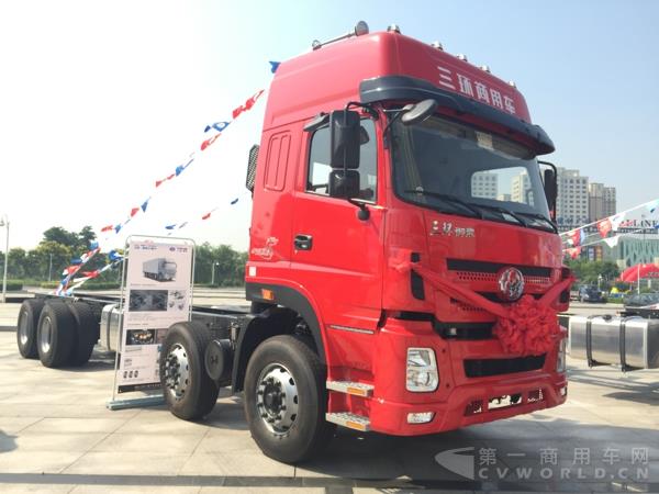 現(xiàn)場(chǎng)展示的御龍S8 8X4載貨車(chē)外觀及內(nèi)飾 (13).jpg