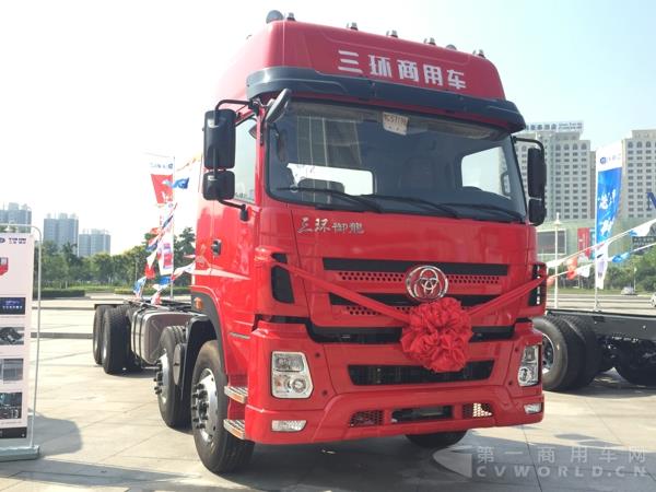 現(xiàn)場展示的御龍S8 8X4載貨車.jpg