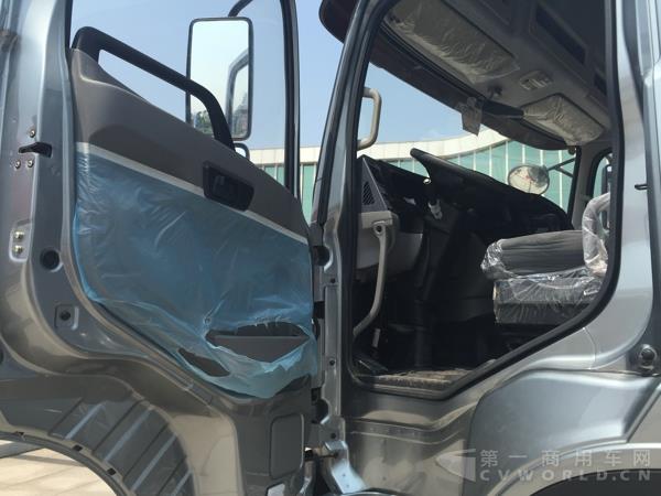 現(xiàn)場展示的御龍S8 6X2牽引車外觀及內(nèi)飾 (9).jpg