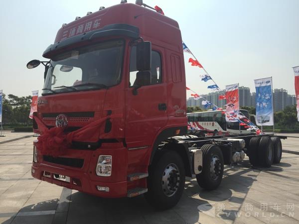 現(xiàn)場(chǎng)展示的御龍S8 8X4載貨車外觀及內(nèi)飾 (15).jpg
