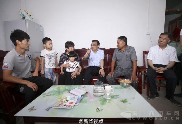 總理與鄭孝武一家親切交談.jpg