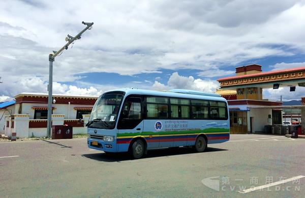 圖1：西藏隨處可見搭載玉柴機(jī)器的旅游客車.jpg