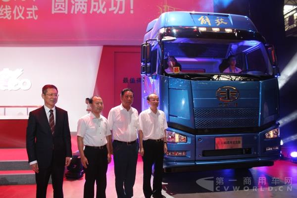 嘉賓與解放卡車60周年紀念版合影.jpg