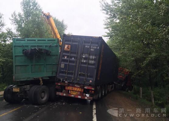 吉林兩大型廂貨車(chē)相撞致多人受傷3.jpg