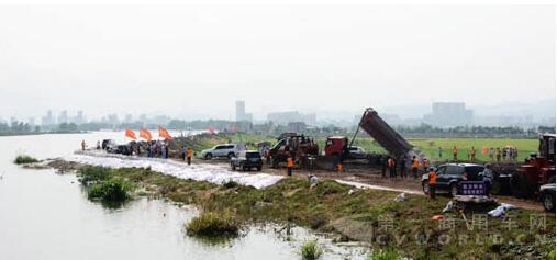 中國(guó)重汽新型渣土車(chē)投奔抗洪一線.jpg