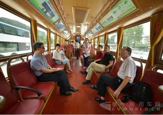 珠海情侶路年底將配備純電動(dòng)觀光旅游車(chē)，我市“銀隆造”純電動(dòng)客車(chē)試乘獲首肯.jpg
