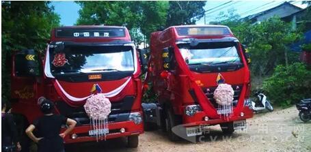越南小伙開中國重汽卡車迎娶新娘.jpg