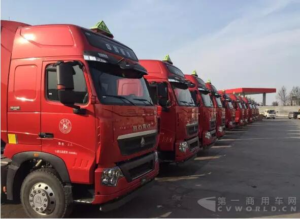 中國(guó)重汽T7H-B版危化品牽引車.jpg