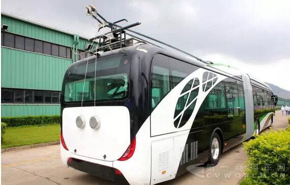 全球首輛“子彈頭”形雙源電車4.jpg