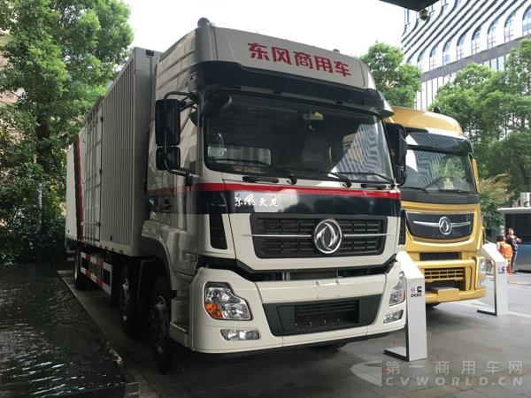 東風(fēng)商用車快遞車輛展示.jpg