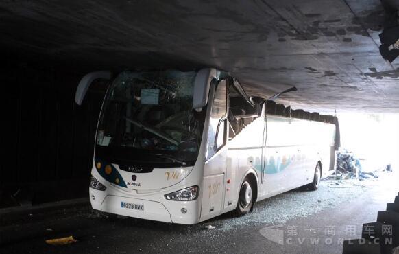 外地大巴車司機(jī)沒留意隧道高度，開進(jìn)去就像被剃了頭12.jpg