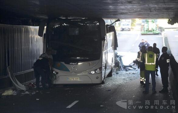 外地大巴車司機(jī)沒留意隧道高度，開進(jìn)去就像被剃了頭4.jpg