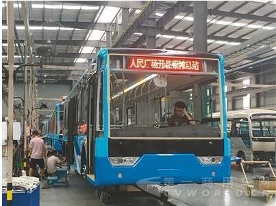 批中植新能源輪邊驅(qū)動(dòng)純電動(dòng)客車總裝現(xiàn)場(chǎng).jpg