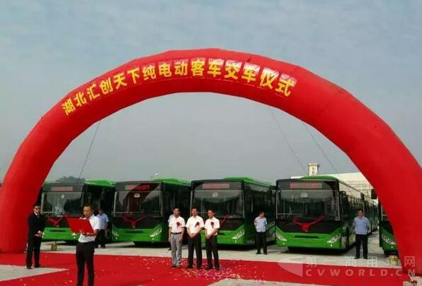 東風(fēng)超龍向匯創(chuàng)天下交付首批純電動(dòng)公交車.jpg