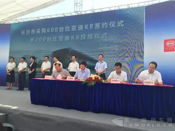 長(zhǎng)沙比亞迪純電動(dòng)公交車(chē)投放逾千臺(tái).jpg