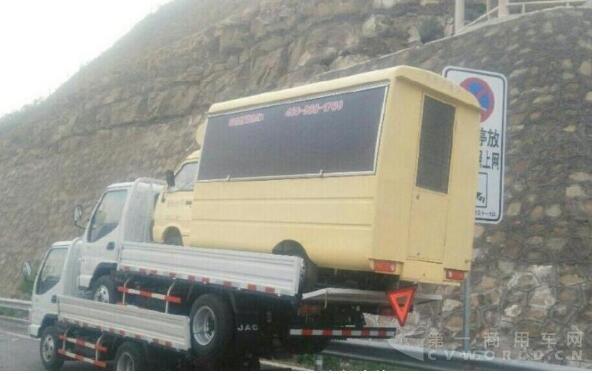 高速路上發(fā)現(xiàn)貨車上演少林疊羅漢，車主為了省點運(yùn)費(fèi)鋌而走險.jpg