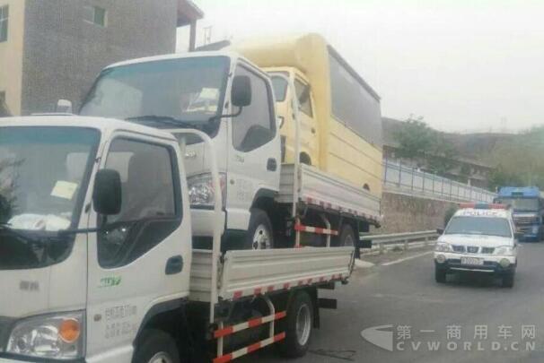 高速路上發(fā)現(xiàn)貨車上演少林疊羅漢，車主為了省點運(yùn)費(fèi)鋌而走險2.jpg