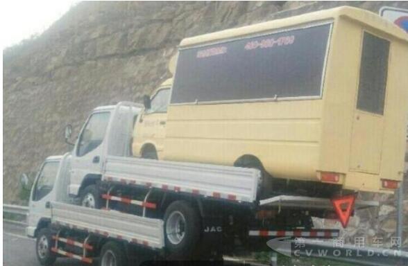 高速路上發(fā)現(xiàn)貨車上演少林疊羅漢，車主為了省點運(yùn)費(fèi)鋌而走險4.jpg