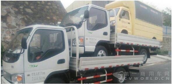 高速路上發(fā)現(xiàn)貨車上演少林疊羅漢，車主為了省點運(yùn)費(fèi)鋌而走險5.jpg