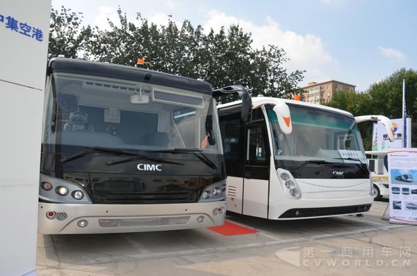 中集-民航協(xié)發(fā)帶來的兩款機(jī)場擺渡車.jpg