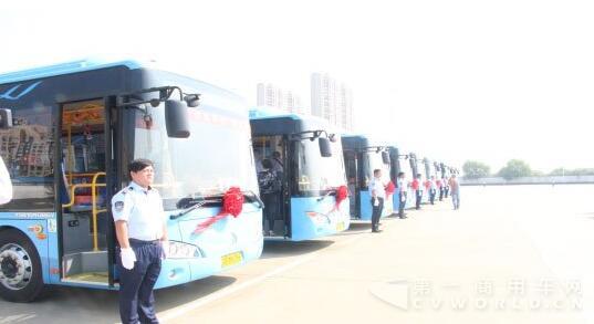 整裝待發(fā)的51輛常隆YS6104GBEV純電動公交車隊.jpg