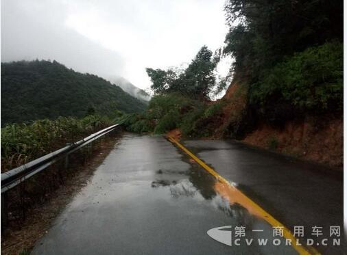 浙江遂昌發(fā)生山體滑坡 應(yīng)急搶險(xiǎn)人員正在搶修公路3.jpg