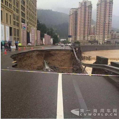 浙江遂昌發(fā)生山體滑坡 應(yīng)急搶險(xiǎn)人員正在搶修公路5.jpg