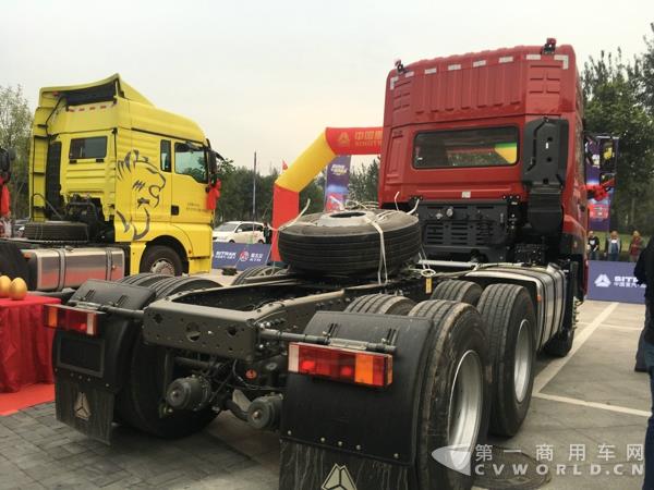 超輕版新斯太爾D7B 6X4牽引車.jpg