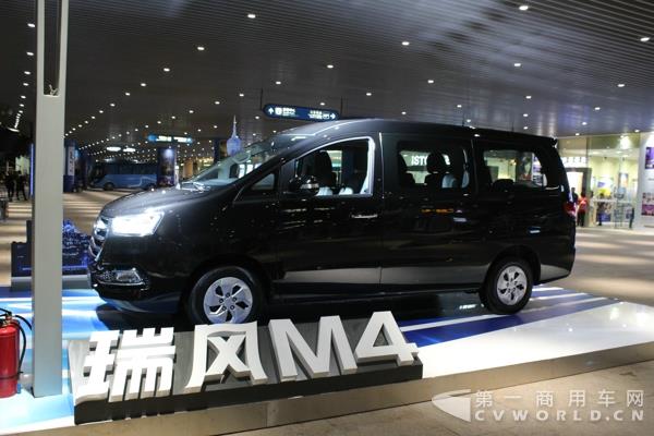 發(fā)布會(huì)現(xiàn)場(chǎng)展示的瑞風(fēng)M4.jpg