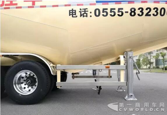 星馬全新一代輕量化粉罐半掛車投放市場(chǎng)4.jpg