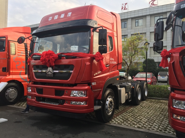 現(xiàn)場(chǎng)展示超輕版斯太爾380馬力D7B 6×4牽引車(chē) (1).jpg