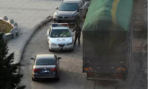 為何超載屢禁不止？黑龍江交警竟設(shè)崗收錢放行超載貨車2.jpg