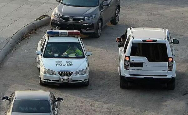 為何超載屢禁不止？黑龍江交警竟設(shè)崗收錢放行超載貨車3.jpg