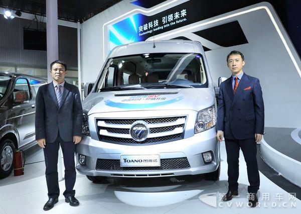 福田汽車集團市場與品牌總監(jiān)李健和福田輕型商用車事業(yè)本部營銷公司品牌總監(jiān)周業(yè)軍為圖雅諾國V新品發(fā)布揭幕.JPG