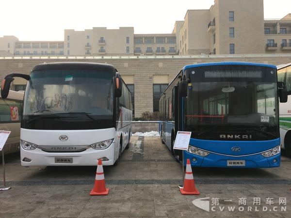 現(xiàn)場展車.jpg